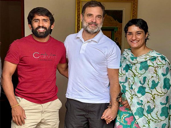 কংগ্রেস নেতা রাহুল গান্ধীর (মাঝে) সঙ্গে কুস্তিগির বজরং পুনিয়া (বাঁয়ে) ও বিনেশ ফোগত